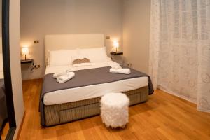 ein Schlafzimmer mit einem Bett mit zwei Handtüchern darauf in der Unterkunft RoofRhome in Rom