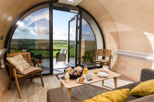 Posezení v ubytování Belmullet Glamping