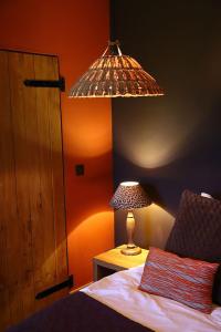 ein Schlafzimmer mit einem Bett und einer Lampe auf einem Tisch in der Unterkunft Nokernote in Tienen