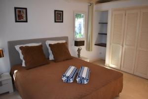 um quarto com uma cama com duas almofadas em Villa diamantine em Le Diamant