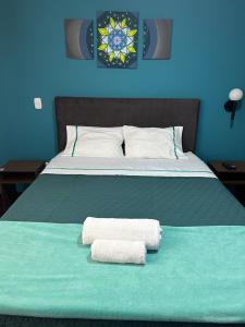 Una cama con dos toallas encima. en Dream Place Trujillo, en Trujillo