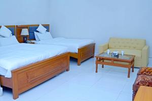 Una cama o camas en una habitación de Pakistan Club Inn Hotel