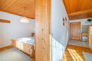 Łóżko lub łóżka w pokoju w obiekcie Appartements Spitzegel