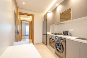 cocina con lavadora y fregadero en Luxury Apartments en Tánger