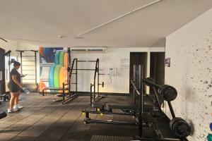 a room with a gym with a person in it at Apt Lindo e Completo no centro in Belém