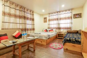 ein Wohnzimmer mit 2 Betten und einem Sofa in der Unterkunft Hotel Shree Tara in Kathmandu