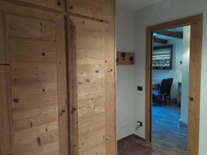una puerta corredera de granero en una habitación con pasillo en Casa Ale by Holiday World en Limone Piemonte