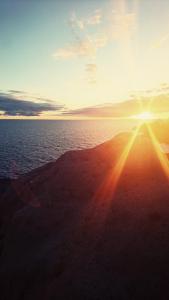 una vista de la puesta de sol sobre el océano en Apartment Residencia Carabela, en Costa del Silencio