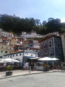 um grupo de pessoas debaixo de guarda-chuvas numa cidade em Encanto Asturiano 