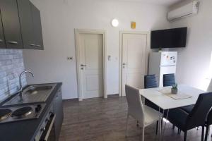 Kuchyňa alebo kuchynka v ubytovaní Apartments in Porec - Istrien 40228