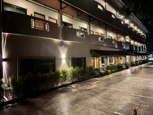 une rue vide devant un bâtiment la nuit dans l'établissement Hideaway Resort Banchang, à Ban Chang