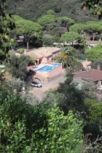 een luchtzicht op een huis met een zwembad bij La Casa Celestial in Platja  d'Aro