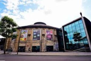 un edificio con una gran ventana en su lateral en Stunning 2 bedroom flat Camden en Londres