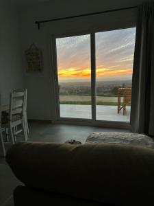 un soggiorno con finestra affacciata su un tramonto di Mirador el atardecer a Cadice