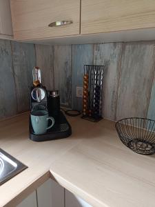 eine Kaffeemaschine auf einer Theke in der Unterkunft Ferienhaus, Ferienwohnung Heimathafen, zentral in Überherrn in Überherrn