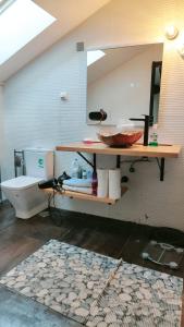 a bathroom with a sink and a toilet in a room at Alojamiento 90 m2 in Meco