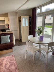 uma sala de estar com mesa e cadeiras em 3 bedroom luxury caravan haven, marton mere em Blackpool