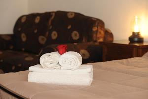 a couple of towels sitting on top of a bed at Rustico La Rosa in Tivoli