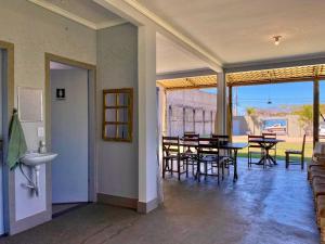 a room with a dining room with tables and chairs at Beira Mar Meaipe Apt 1Q c/ lazer in Guarapari