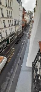 vista su una strada della città con edifici di Hôtel des Andelys a Parigi