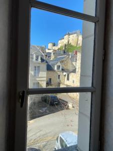 una ventana con vistas a la ciudad en Appartement Cosy avec vue sur le château, en Chinon