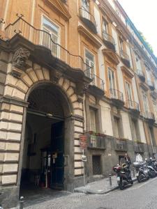 um edifício com uma moto estacionada em frente em La Loggia di Cassano by Dimorra em Nápoles