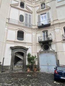 um grande edifício branco com uma lareira em frente em La Loggia di Cassano by Dimorra em Nápoles
