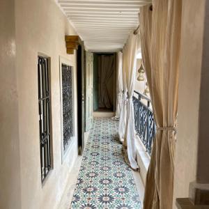 Voodi või voodid majutusasutuse Dar Mayshad Riad - Luxurious Boutique Hotel in the Medina toas