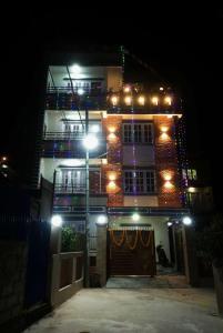 un edificio con luces de noche. en Peace Homestay, en Katmandú