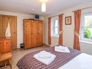 um quarto com uma cama com duas toalhas em Meadow View em Mold