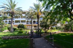 a view of the hotel from the garden at JARDINS DEL MAR 114 in L'Estartit