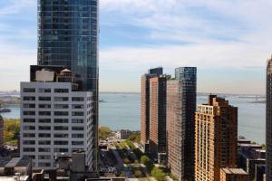 uma vista para o horizonte da cidade com edifícios altos em New York Marriott Downtown em Nova Iorque