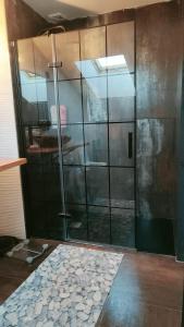 um chuveiro com uma porta de vidro num quarto em Alojamiento 90 m2 em Meco