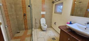 Bathroom sa Diplomatic Short Stay in Gigiri