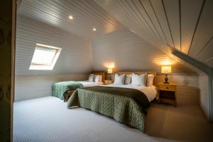 Un pat sau paturi într-o cameră la Nether Glenny Farm