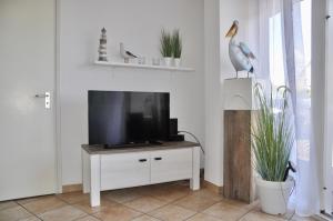 TV a/nebo společenská místnost v ubytování Wijde Blick 104