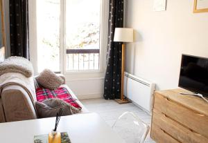 a living room with a couch and a television at Cocon de détente/Studio/Centre station in Isola