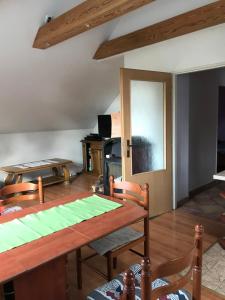 salon z drewnianym stołem i krzesłami w obiekcie Forest Paradise w mieście Stružná
