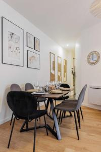 uma sala de jantar com mesa e cadeiras em Charming Apartment 6Pax in Vibrant Rue d'Hauteville em Paris