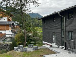 Nespecifikovaný výhled na hory nebo výhled na hory při pohledu z hostelu
