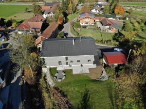 een uitzicht op een groot huis met een tuin bij Kleiter´s BERGLERGHÜS in Blaichach