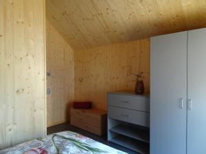 sypialnia z łóżkiem i drewnianym sufitem w obiekcie Alte Tischlerei Engelsbach w mieście Georgenthal