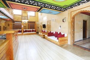 un grand salon avec des canapés et une télévision dans l'établissement Hotel Rana jaisalmer, à Jaisalmer