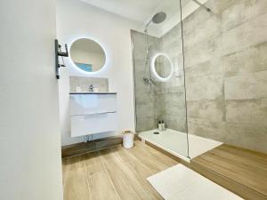 een badkamer met een douche, een toilet en een wastafel bij Appartement 2 pièces proche Enghien-Les-Bains in Soisy-sous-Montmorency