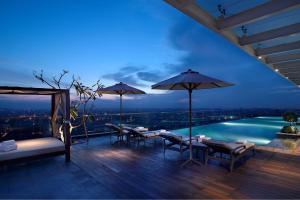Bazén v ubytování JW Marriott Hotel Medan nebo v jeho okolí