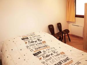 a bed with a heart made out of words on it at Appartement Les Orres, 2 pièces, 6 personnes - FR-1-322-531 in Les Orres