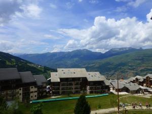 a group of buildings with mountains in the background at Appartement Peisey-Vallandry, 2 pièces, 5 personnes - FR-1-757-96 in Landry
