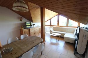 ein Wohnzimmer mit einem Tisch und einem Sofa in der Unterkunft Ferienpark Oberallgäu - Invest Freizeit in Missen-Wilhams