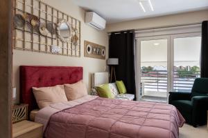 ein Schlafzimmer mit einem rosa Bett und einem Balkon in der Unterkunft Gpxclr SuperiorJuniorTwinSuiteA4 in Larisa