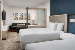 SpringHill Suites by Marriott Cincinnati Mason客房内的一张或多张床位